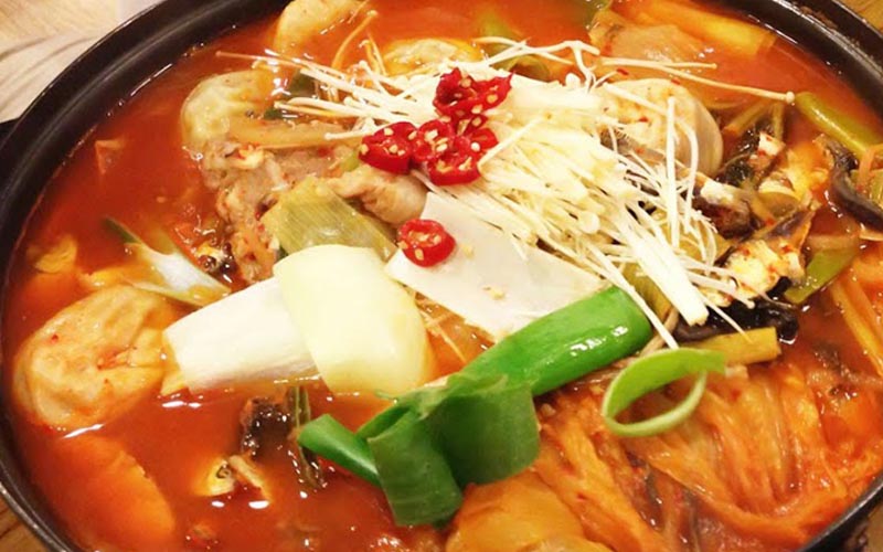Lẩu bò kim chi (bò tái)
